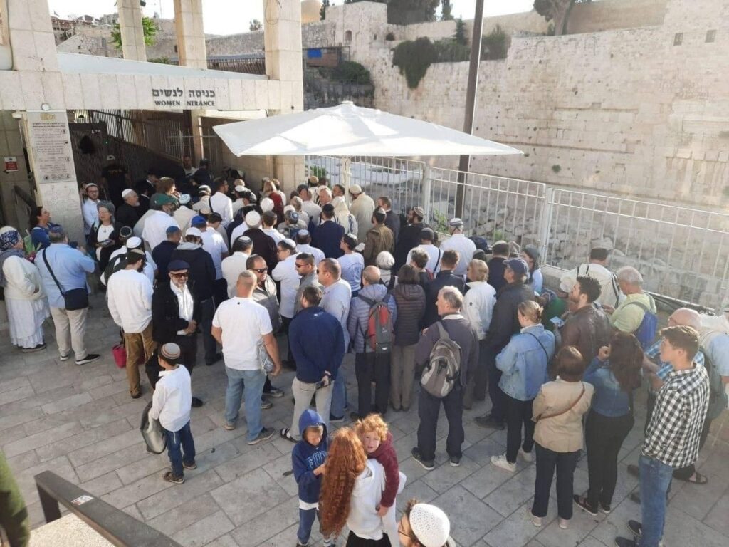 بالفيديو| مستوطنون ينظمون مسيرة استفزازية بالبلدة القديمة