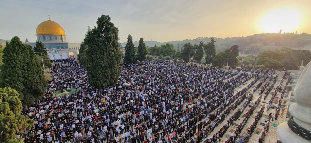200 ألف فلسطيني أدوا صلاة العيد في المسجد الأقصى