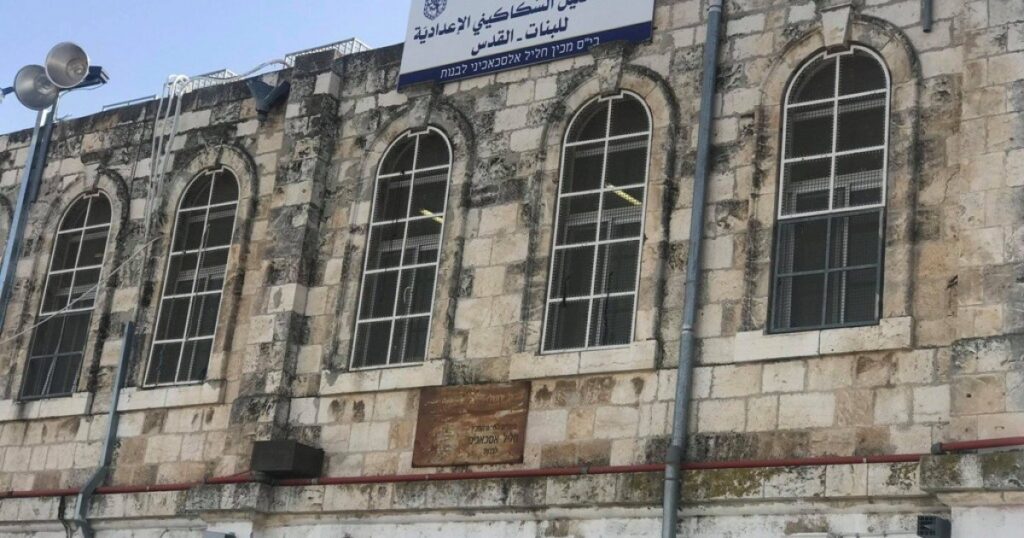 الاحتلال يسحب تراخيص 6 مدارس بالقدس لتمجيدها النضال