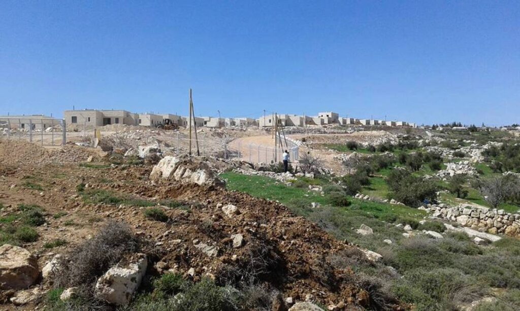 مقاومون يطلقون النار على مستوطنة “خارصينا” في الخليل