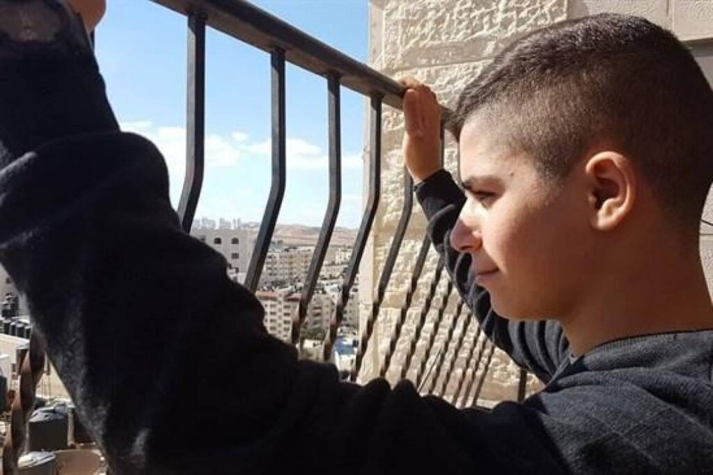 “الحبس المنزلي” حكمٌ إسرائيلي جعل بيوت الفلسطينيين سجوناً وأهلها سجانين