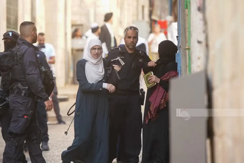 الاحتلال يفرج عن مرابطتين بشرط الإبعاد عن البلدة القديمة