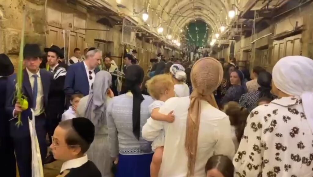 فيديو: مئات المستوطنين ينظمون مسيرة ضخمة في القدس القديمة