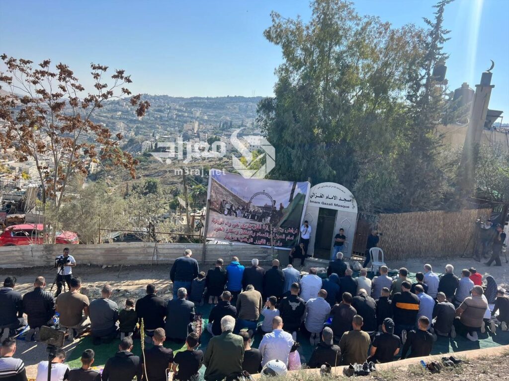 عشرات المقدسيين يحتجون على زراعة القبور الوهمية في أراضيهم بوادي الربابة