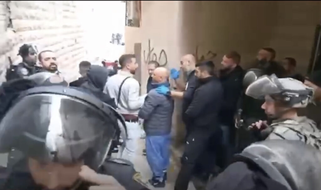 فيديو: الاحتلال يعتقل مقدسي ونجله بعد الاعتداء عليهما في العيساوية