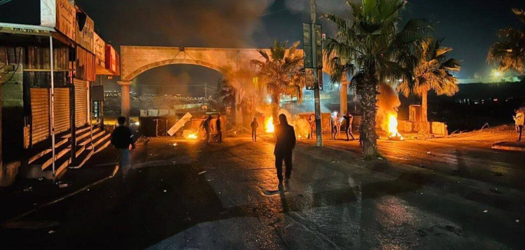 مواجهات في عدة مناطق بالقدس وإغلاق لشوارع وأحياء تأميناً لمسيرة المستوطنين