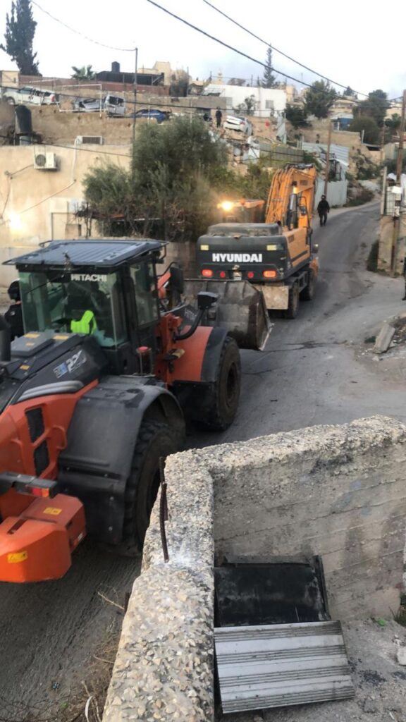 بالفيديو: الاحتلال يهدم منشأة وسورا استناديا ويجرف أرضا في القدس
