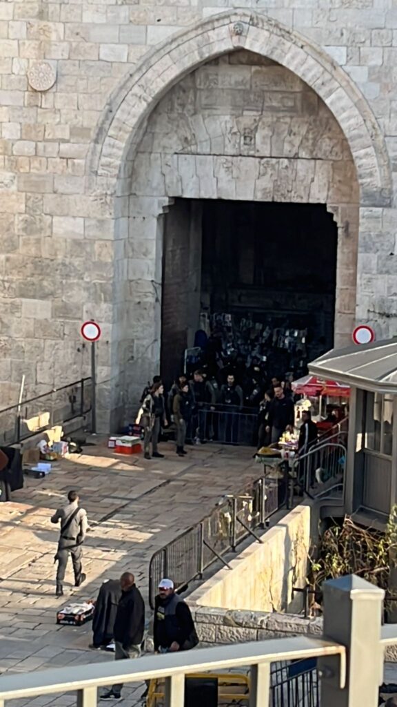 إصابة مستوطن في عملية طعن قرب باب السلسلة