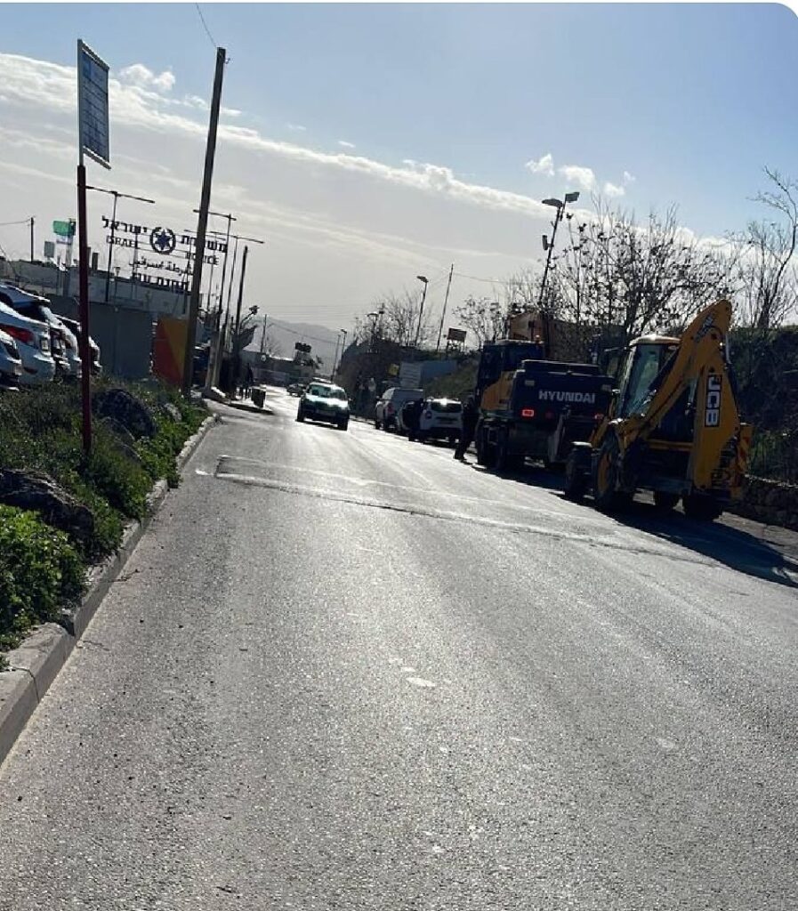 الاحتلال يُخْلي 5 محال تجارية في بلدة جبل المكبر تمهيدًا لهدمها