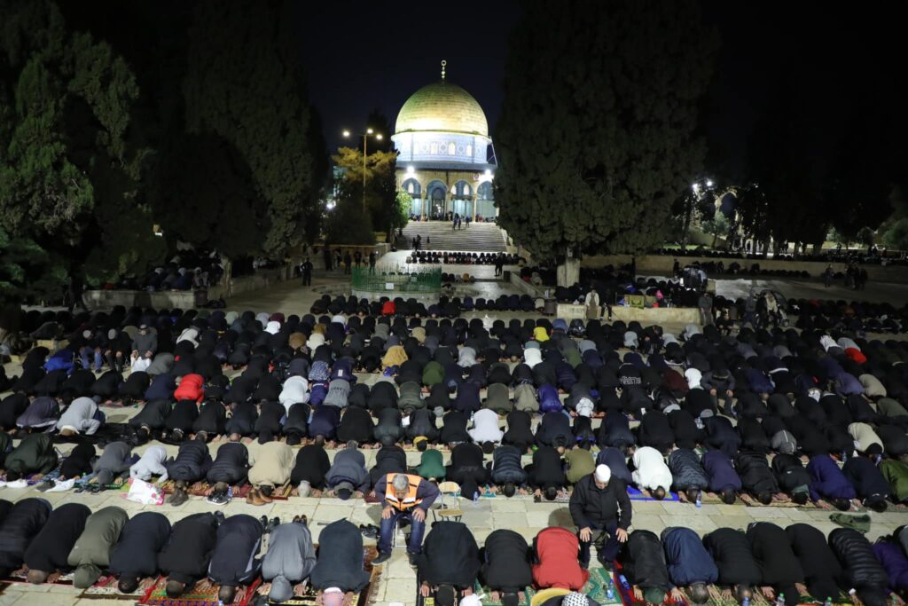 20 ألف مصلٍّ يؤدون العشاء والتراويح في باحات الأقصى