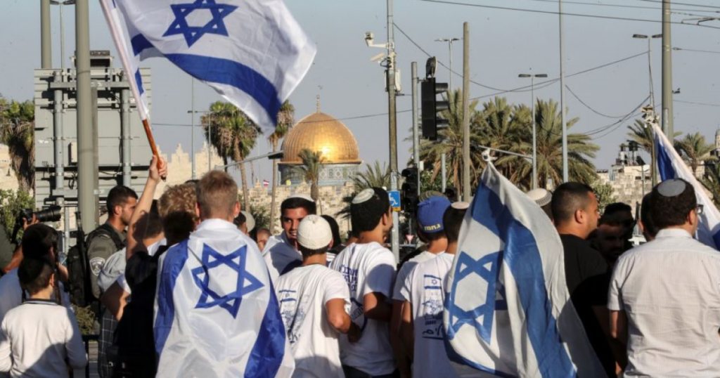 مسيرة أعلام للمستوطنين عند أبواب الأقصى