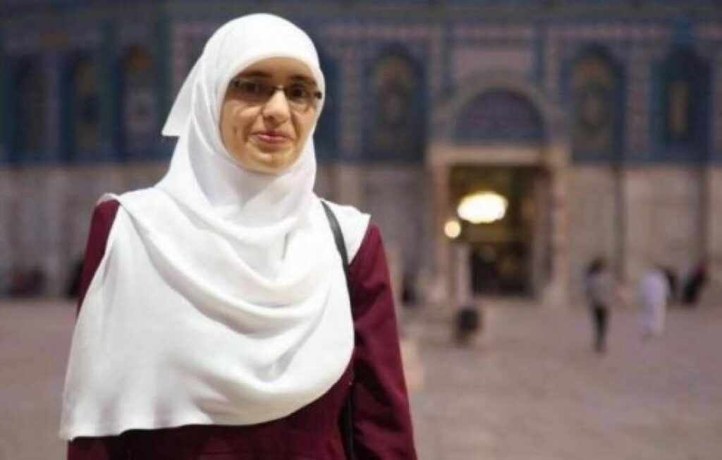 الاحتلال يمنع المقدسية هنادي الحلواني من السفر ويستدعيها للتحقيق