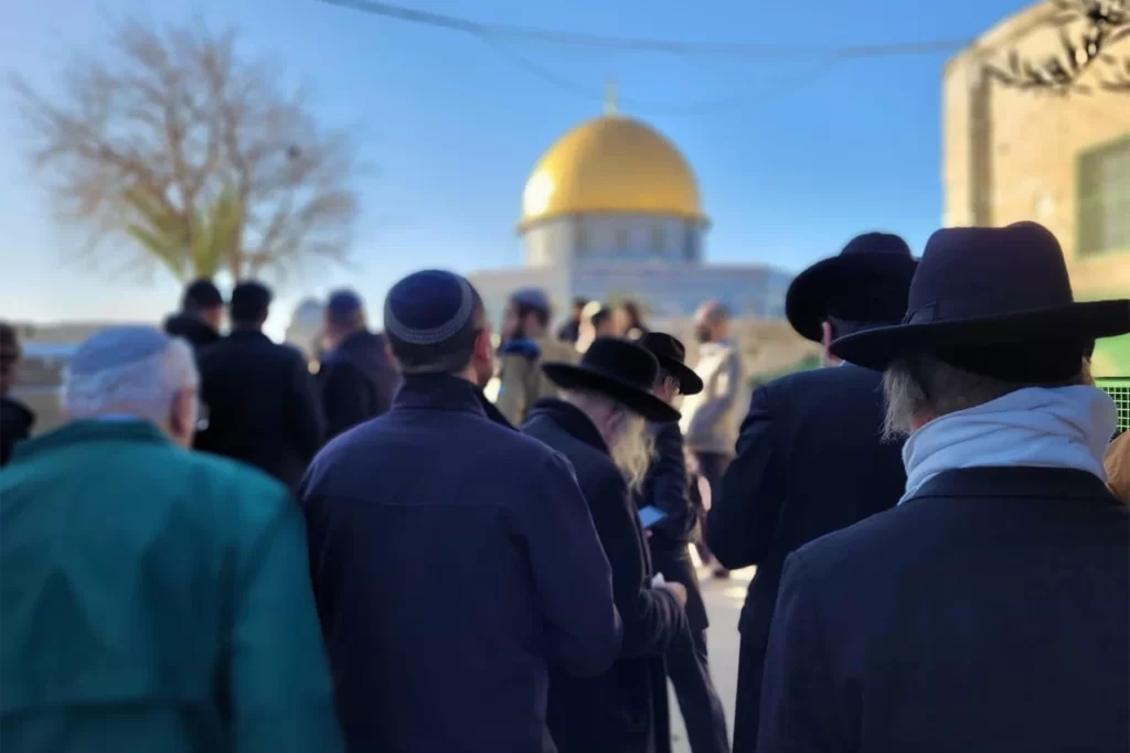 بحماية قوات الاحتلال.. مستوطنون يجددون اقتحامهم للأقصى