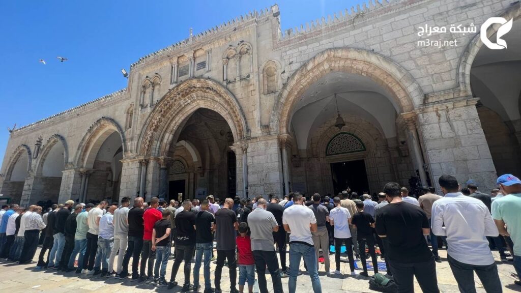 الآلاف يؤدون صلاة الجمعة في الأقصى
