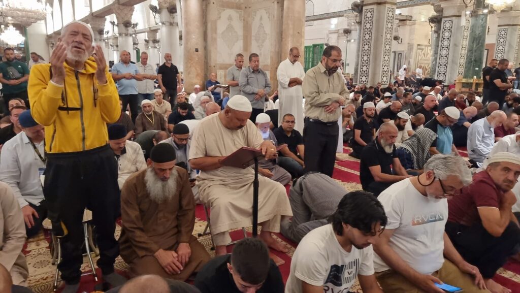 آلاف الأهالي يعمرون الأقصى في فجر الجمعة