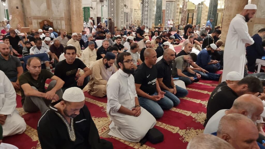 المئات يؤدون صلاة الفجر بالمسجد الأقصى