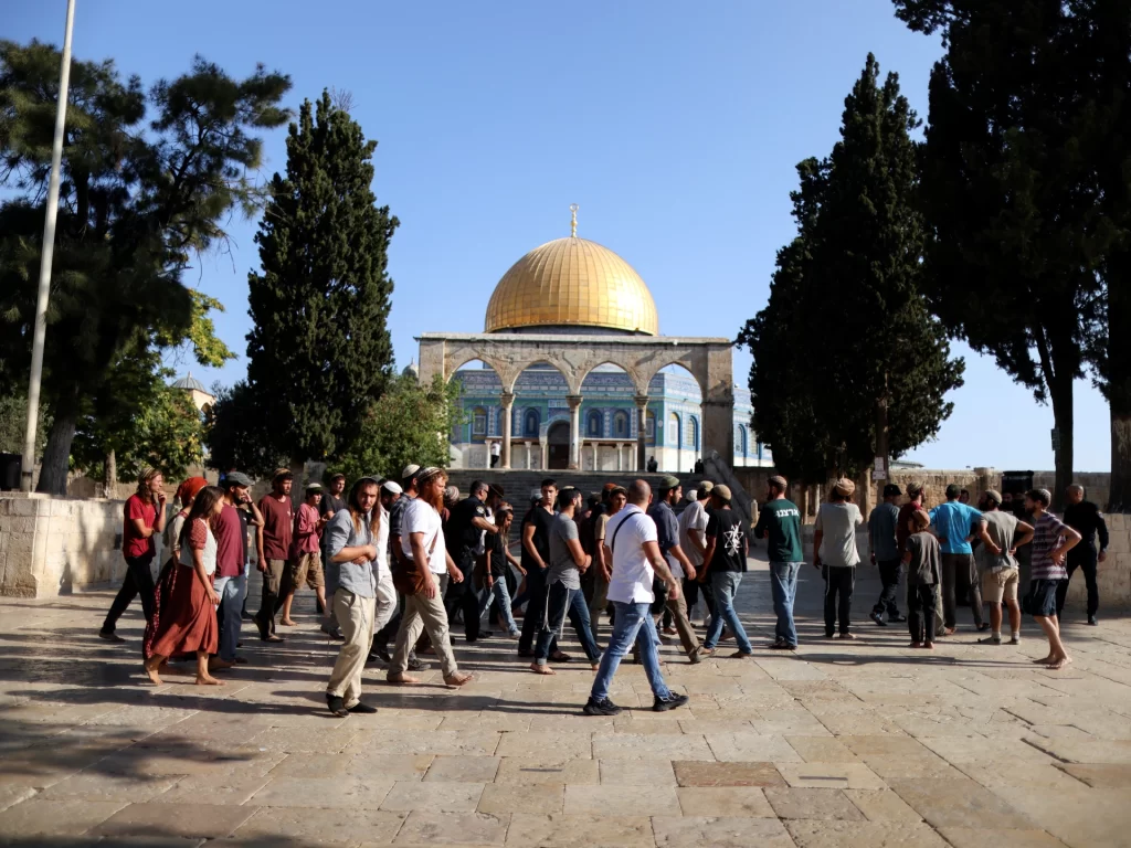 عشرات المستوطنين يقتحمون المسجد الأقصى