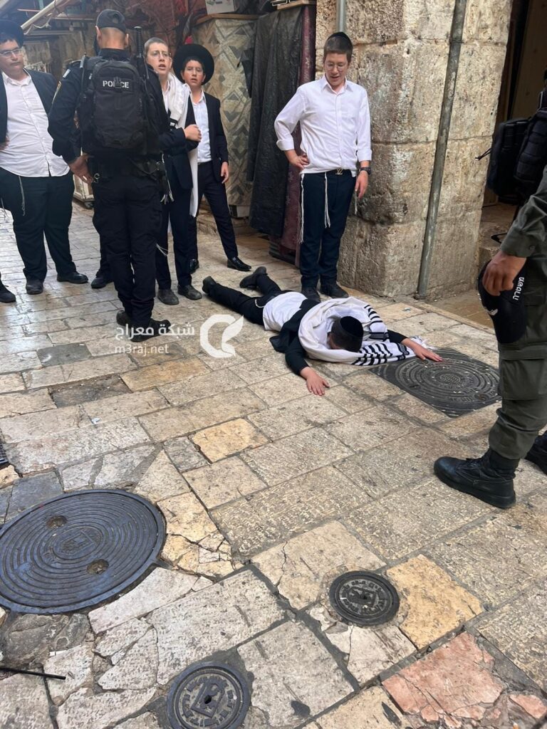 مستوطنون يؤدوس طقوسًا تلمودية عند باب المجلس