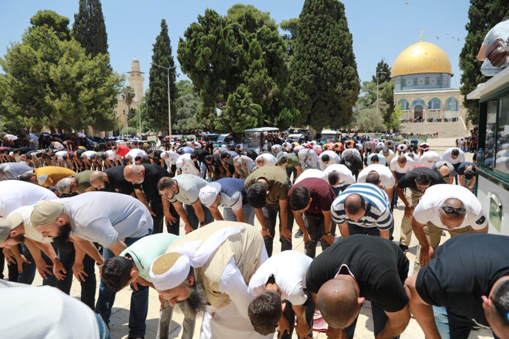 رغم قيود وعراقيل الاحتلال.. 30 ألف مصلٍ أدوا صلاة الجمعة في المسجد الأقصى
