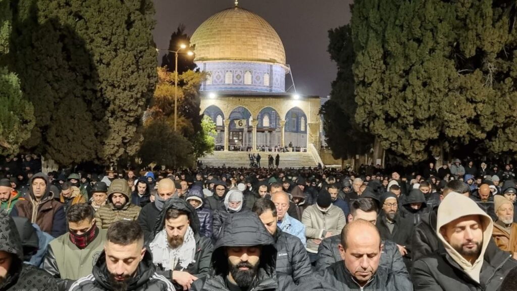 عشرات آلاف المصلين يؤدون صلاتي العشاء والتراويح في المسجد الأقصى