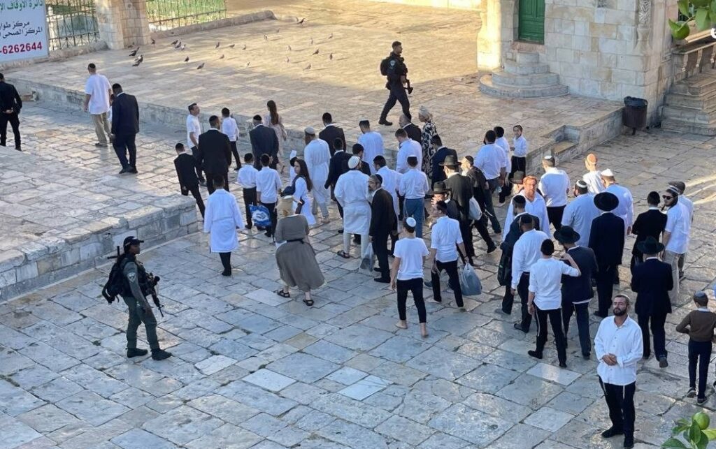 مستوطنون يدنّسون باحات المسجد الأقصى