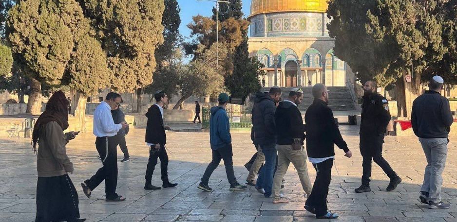 الاقتحامات تتجدد.. مستوطنون يدنّسون الأقصى