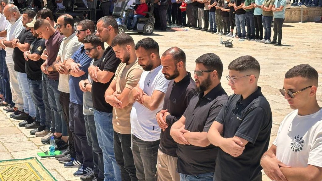 40 ألفا يؤدون صلاة الجمعة في المسجد الأقصى