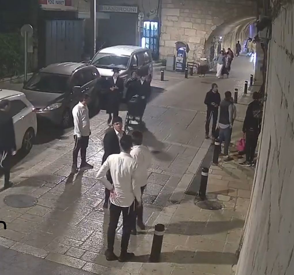 مستوطنون يعتدون على دير الأرمن بالقدس