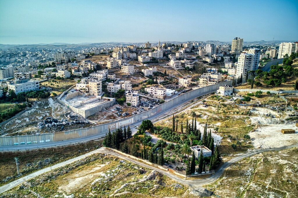 العيزرية قرية مقدسية تعاني ويلات الاحتلال