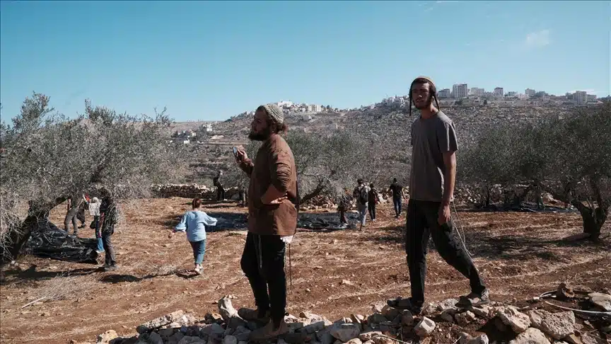 مستوطنون يهاجمون المزارعين في مخماس شمال شرقي القدس