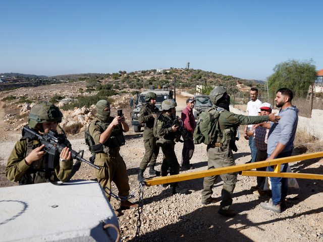 مستوطنون يعتدون على قاطفي الزيتون في بيت دقو بالقدس
