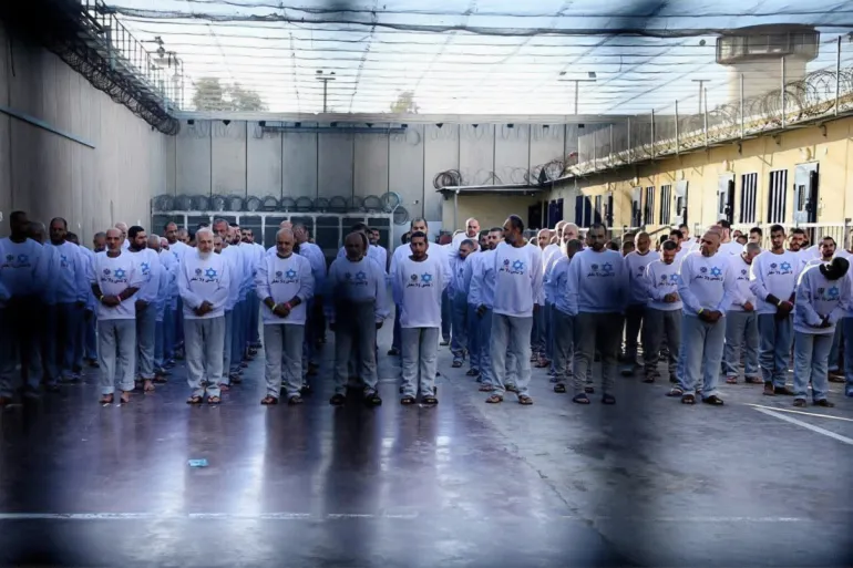 نصف الأسرى الفلسطينيين بالسجون معتقلون بلا تهم أو محاكمات