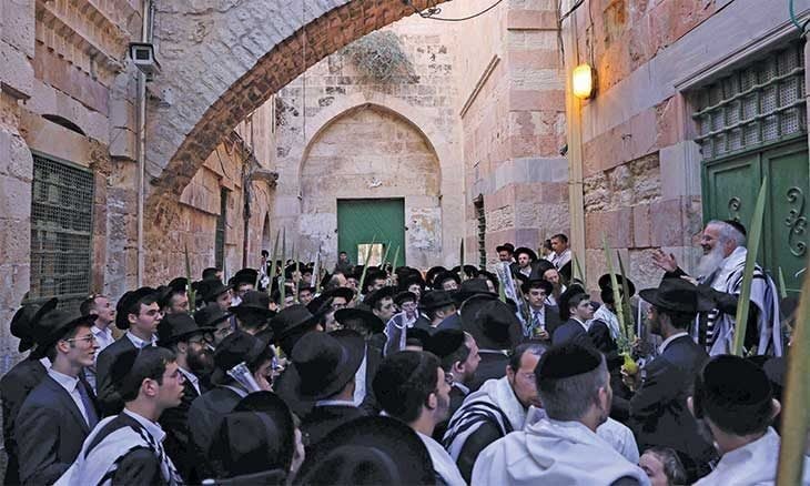 حاخام متطرف يثبت لفائف توراتية محرفة في باب القطانين بالأقصى