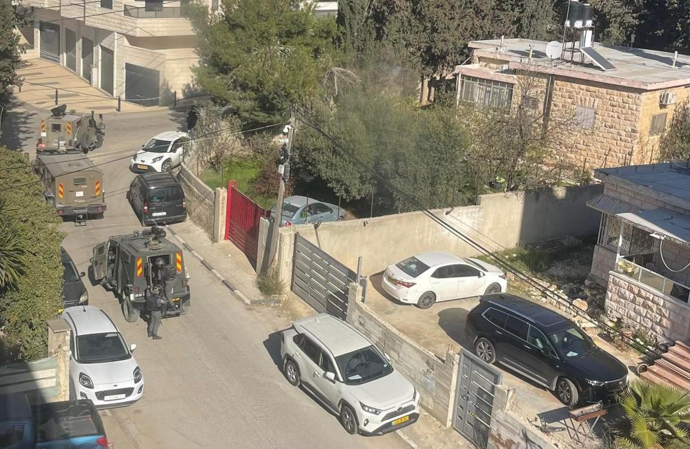 الاحتلال يقتحم بلدة الرام بالقدس ويداهم محال تجارية