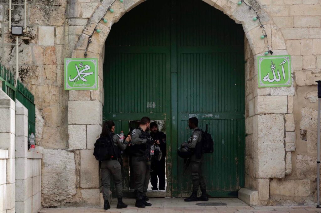 الاحتلال يُبعد أسيرين محررين عن الأقصى ويُمدد اعتقال صحفية