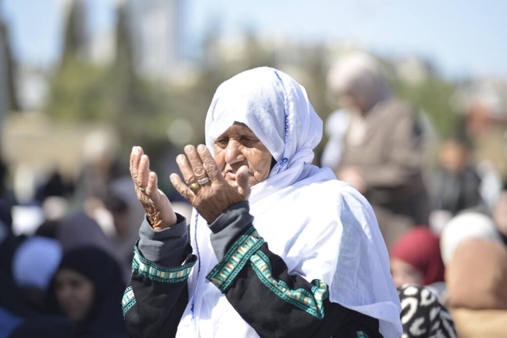 رغم عراقيل الاحتلال.. 80 ألفًا يؤدون صلاة الجمعة الأولى من رمضان بالمسجد الأقصى