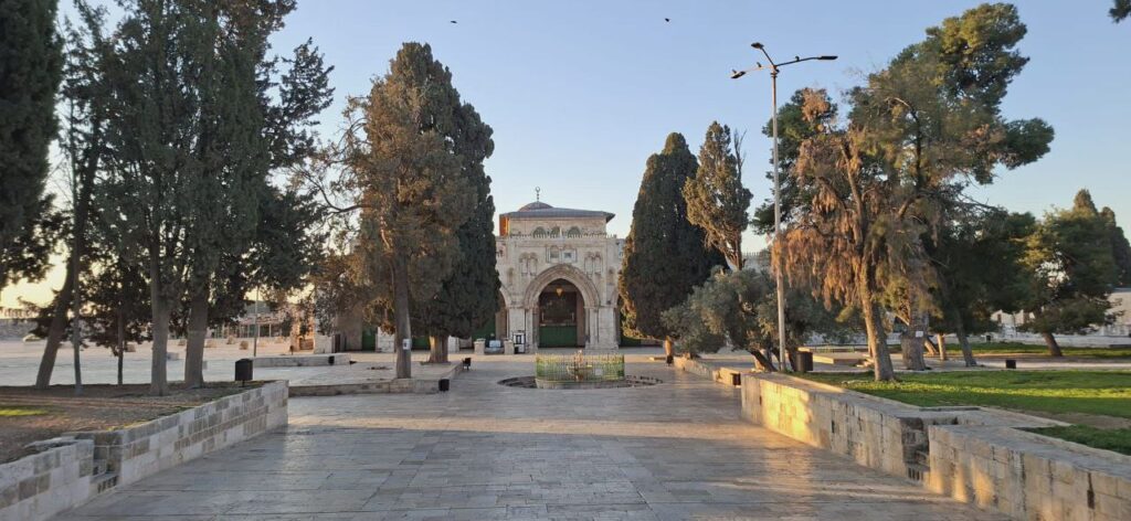 استمرار إغلاق الأقصى والمستوطنون يحتفلون بعيد المساخر