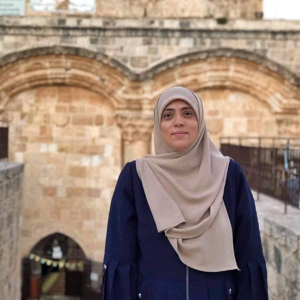 الاحتلال يُسلم المقدسية خويص قرارًا بمنعها من السفر