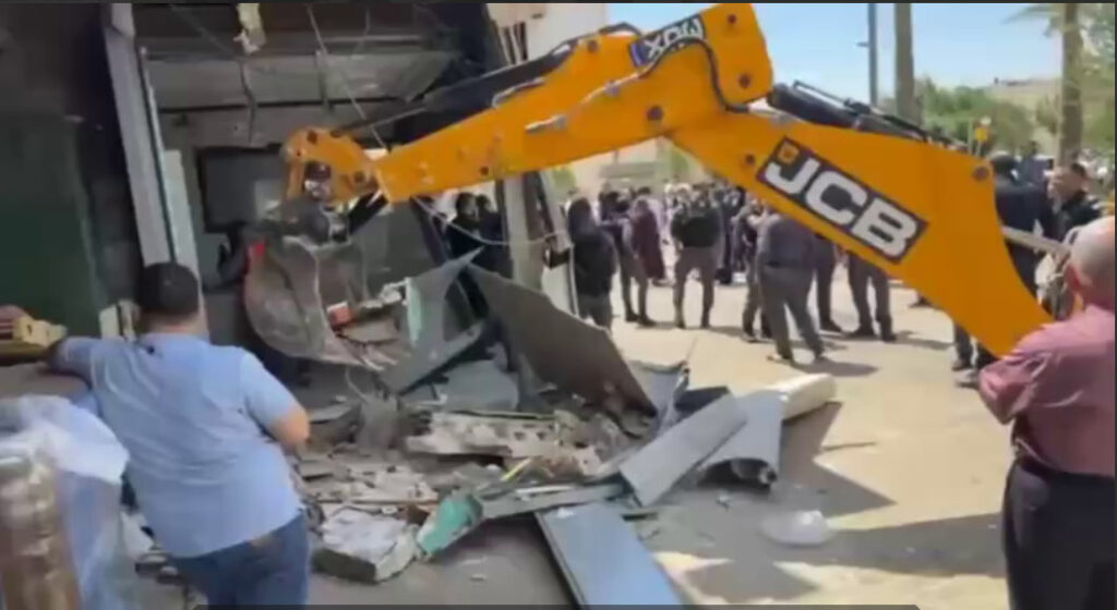 الاحتلال يهدم مطعم في منطقة المصرار بالقدس