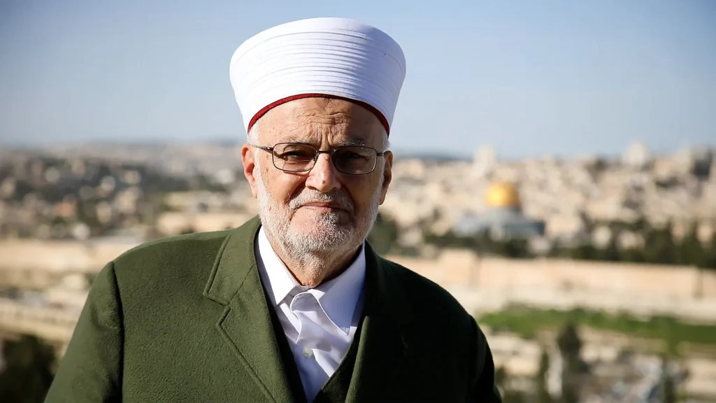 الشيخ عكرمة صبري يحذر من قانون إسرائيلي لمنع الأذان في القدس والداخل