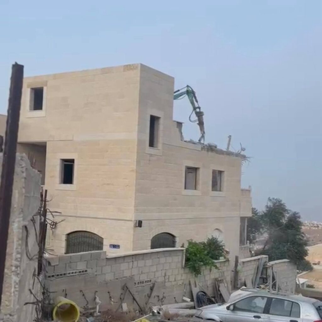 الاحتلال يجبر شقيقين على هدم بنايتهما السكنية قسراً في الطور