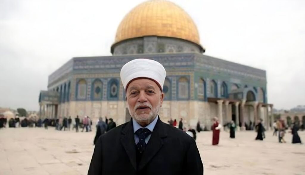 الاحتلال يبعد مفتي القدس عن المسجد الأقصى