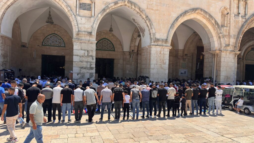 عشرات الآلاف يصلون الجمعة في الأقصى رغم إجراءات الاحتلال