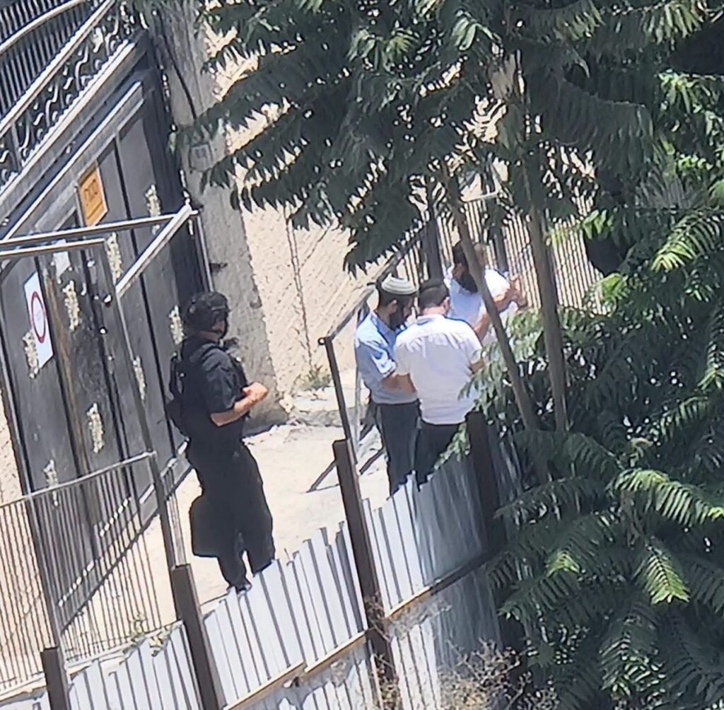 عضو كنيست متطرف يقتحم مدرسة في مخيم شعفاط