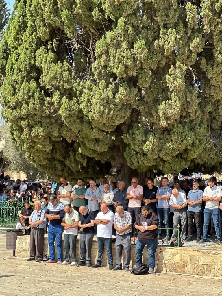 عشرات الآلاف يؤدون صلاة الجمعة في الأقصى رغم قيود الاحتلال