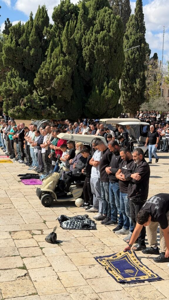 عشرات الآلاف يؤدون صلاة الجمعة في الأقصى رغم تضييقات الاحتلال