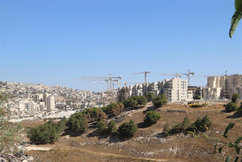 القدس تحت حصار الاستيطان.. بناء للمستوطنين وهدم للمقدسيين